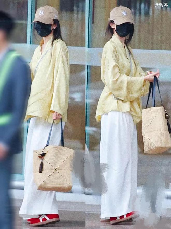 红鞋是思加图！新中式回归鞋子比衣服还火AG真人澳门百家家乐杨幂最新机场照穿得(图2)