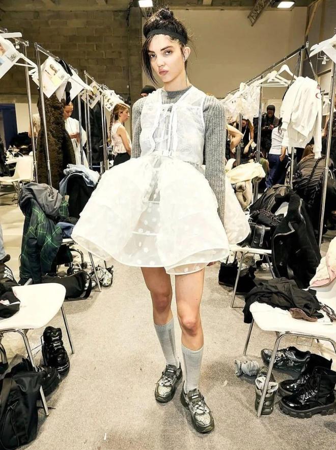 牌色这4双sneakers值得一冲！AG真人中国当「液态银」成春夏潮人招(图4)