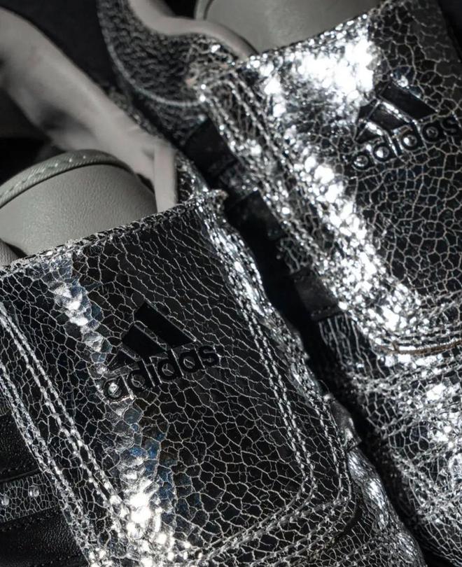 牌色这4双sneakers值得一冲！AG真人中国当「液态银」成春夏潮人招(图5)