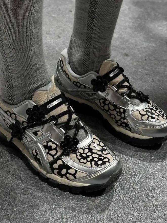 牌色这4双sneakers值得一冲！AG真人中国当「液态银」成春夏潮人招(图8)
