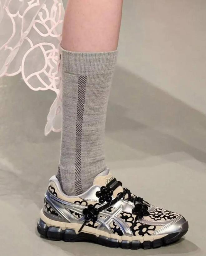 牌色这4双sneakers值得一冲！AG真人中国当「液态银」成春夏潮人招(图15)