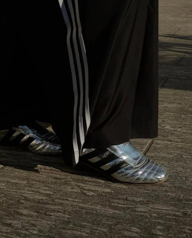牌色这4双sneakers值得一冲！AG真人中国当「液态银」成春夏潮人招(图10)