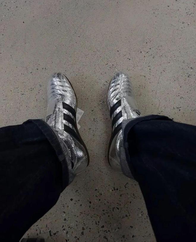 牌色这4双sneakers值得一冲！AG真人中国当「液态银」成春夏潮人招(图12)