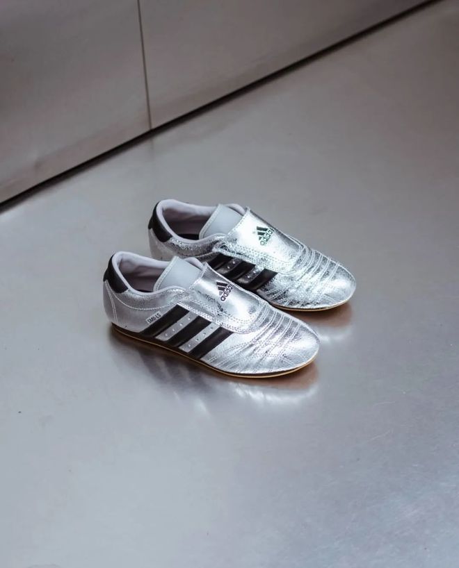 牌色这4双sneakers值得一冲！AG真人中国当「液态银」成春夏潮人招(图22)